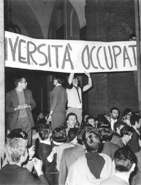 Occupazione della Università Cattolica - Studenti davanti all'ingresso dell'università - Striscione