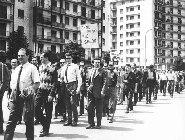 Sciopero dei lavoratori della Ferrotubi per l'orario di lavoro - Corteo - Cartelli di protesta - Cartello di sciopero Fiom