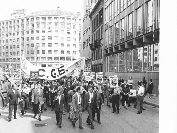 Sciopero dei lavoratori della Cge contro i licenziamenti - Testa del corteo in arrivo davanti all'Assolombarda - Striscione Cge - Cartelli di sciopero Fiom Cgil, Fim Cisl