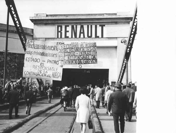 Parigi - Sciopero dei lavoratori metallurgici francesi - Renault - Occupazione della fabbrica - Ingresso - Lavoratori entrano per l'assemblea - Cartelli - Insegna Renault