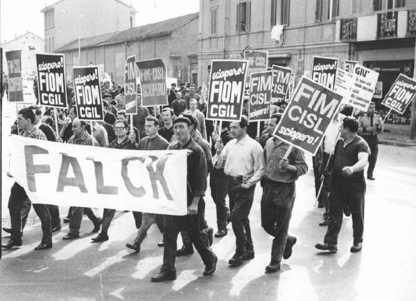 Sciopero dei lavoratori della Falck - Corteo - Striscione - Cartelli di sciopero Fiom Cgil, Fim Cisl