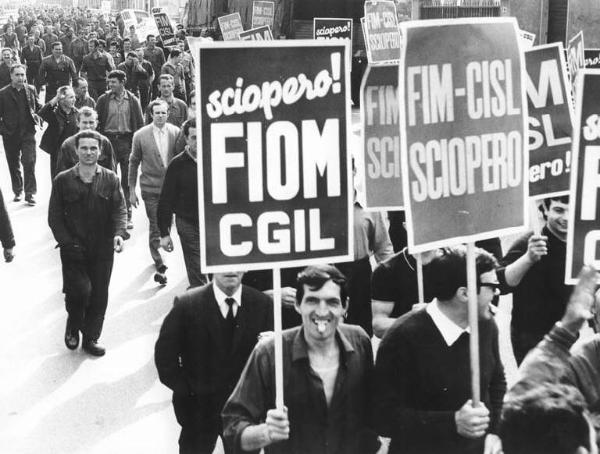 Sciopero dei lavoratori della Falck - Corteo - Operai con tuta da lavoro - Cartelli di sciopero Fiom Cgil, Fim Cisl