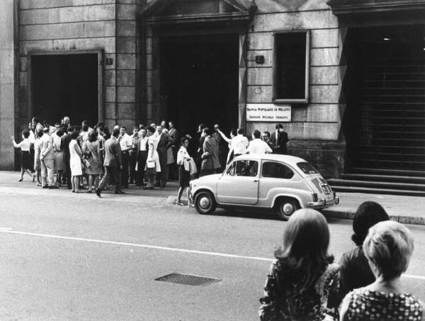 Sciopero degli impiegati della Falck - Lavoratori davanti alla sede amministrativa della Falck in corso Matteotti