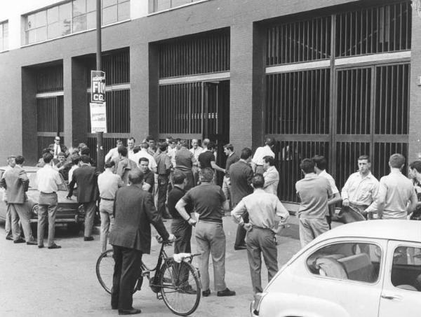 Sciopero dei lavoratori - Lavoratori davanti all'ingresso della fabbrica - Cartello di sciopero Fiom Cgil