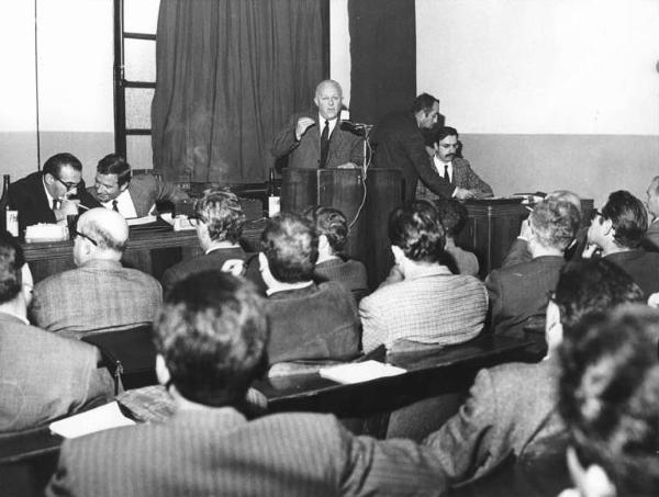 Camera del Lavoro - Sala "Bruno Buozzi" - Interno - Secondo congresso del sindacato, settore ferrotranvieri e autolinee - Tavolo della presidenza con oratore al microfono - Platea di spalle