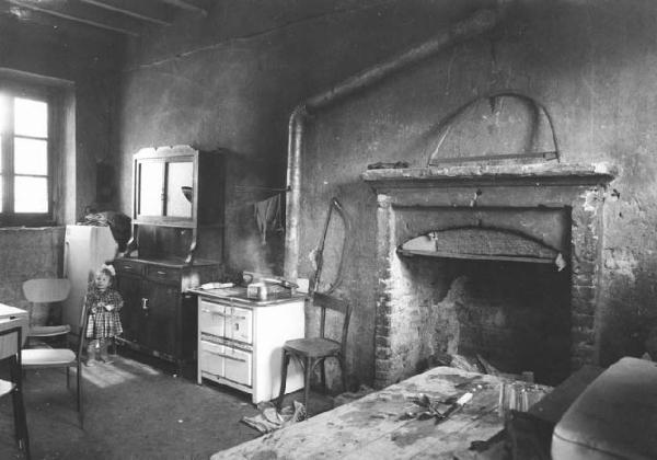 Cascine lombarde - Abitazione di un bracciante - Interno - Cucina - Bambina