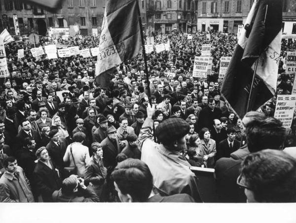 Sciopero generale per l'aumento e la riforma delle pensioni - Comizio - Folla di manifestanti - Cartelli di sciopero sindacali - Bandiere