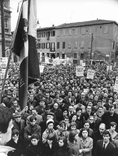 Sciopero generale per l'aumento e la riforma delle pensioni - Comizio - Folla di manifestanti - Cartelli di sciopero sindacali - Bandiera