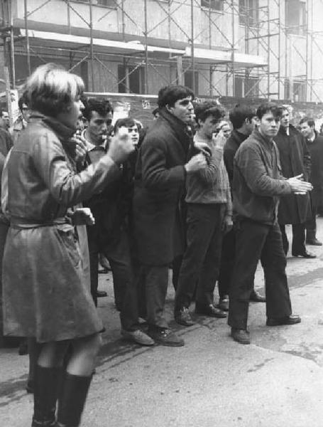 Sciopero dei lavoratori della Acfa - Presidio davanti alla fabbrica - Protesta dei lavoratori - Fischietti e slogan