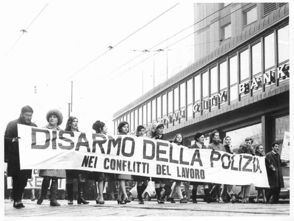 Sciopero dei lavoratori della Pirelli - Corteo - Spezzone di donne con lo striscione "Disarmo della polizia nei conflitti di lavoro"