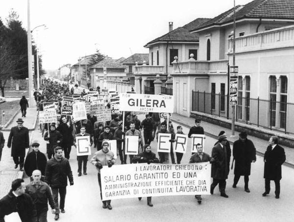 Sciopero dei lavoratori della Gilera - Corteo - Testa del corteo con striscione - Cartelli di sciopero Fiom Cgil, Fim Cisl