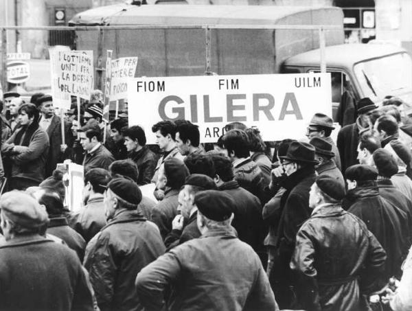 Sciopero dei lavoratori della Gilera - Comizio - Lavoratori - Striscione - Cartelli di sciopero Fim Cisl