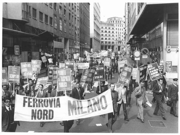 Sciopero dei lavoratori dei trasporti - Corteo - Spezzone lavoratori delle Ferrovie Nord - Striscione - Cartelli