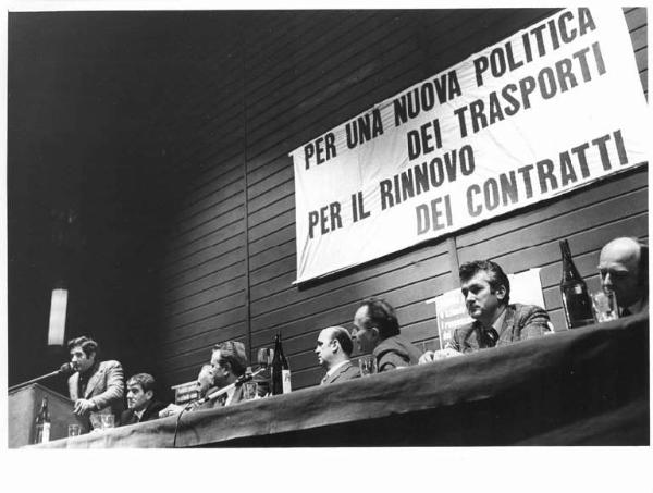 Teatro Lirico - Interno - Assemblea per una nuova politica dei trasporti - Tavolo della presidenza con tra gli oratori Roberto Romei - Parola d'ordine