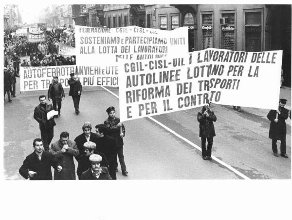 Sciopero generale per occupazione, salario, pensioni e nuovo sviluppo economico - Corteo in Corso Venezia - Spezzone lavoratori dei trasporti - Striscioni