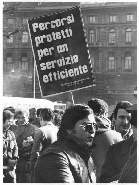 Sciopero dei lavoratori dei trasporti per il contratto - Lavoratore con cartello