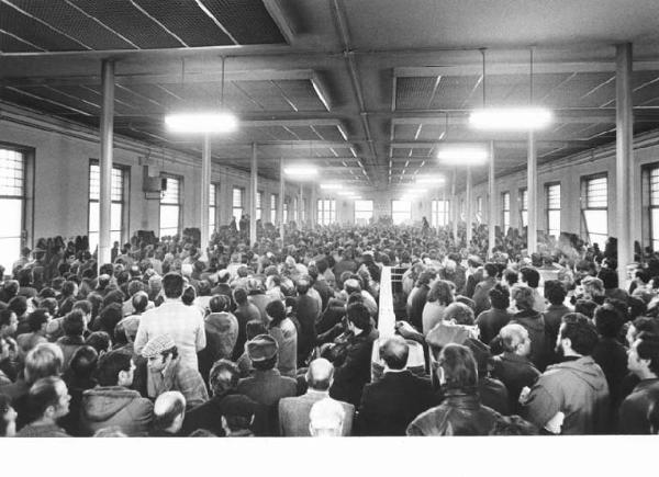 Fabbrica Innocenti Leyland presidiata dai lavoratori - Mensa - Interno - Assemblea dei lavoratori - Panoramica sulla sala - Operai