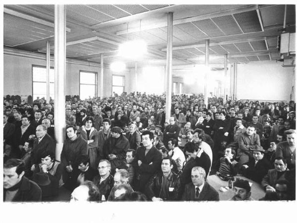 Fabbrica Innocenti Leyland presidiata dai lavoratori - Mensa - Interno - Assemblea dei lavoratori - Panoramica sulla sala - Operai