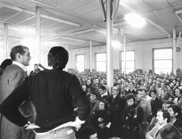 Fabbrica Innocenti Leyland presidiata dai lavoratori - Mensa - Interno - Assemblea dei lavoratori - Palco - Antonio Pizzinato al microfono - Platea con operai