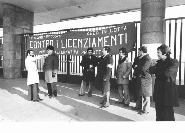 Fabbrica Innocenti Leyland - Presidio dei lavoratori contro i licenziamenti - Cancello con striscione