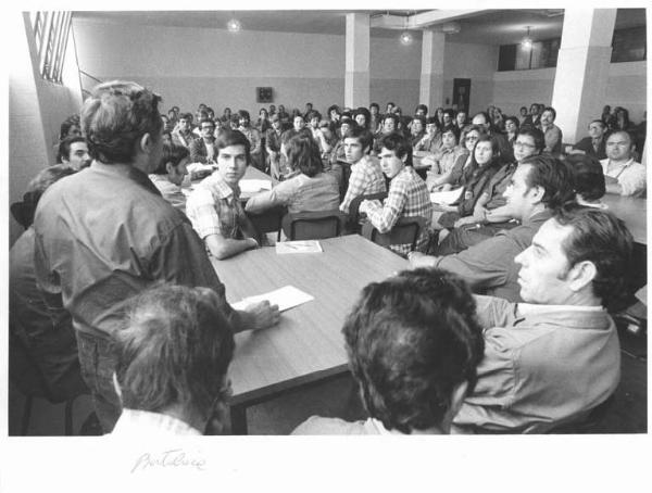 Fabbrica del legno Bertolaia - Interno - Assemblea dei lavoratori contro i licenziamenti - Operai con abito da lavoro