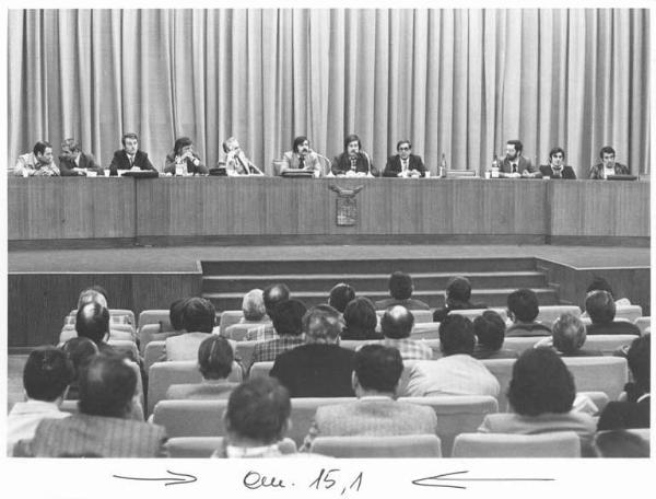 Sala dei Congressi della Provincia di Milano - Interno - Assemblea dei lavoratori edili per l'approvazione del contratto - Tavolo della presidenza con oratori - Logo della Provincia