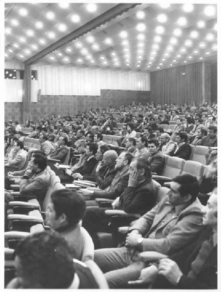 Sala dei Congressi della Provincia di Milano - Interno - Assemblea dei lavoratori edili per l'approvazione del contratto - Platea