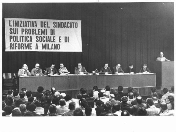 Camera del Lavoro - Salone "Di Vittorio" - Interno - Assemblea sindacale unitaria per le riforme - Tavolo della presidenza con tra gli oratori Manlio Pirola, Lucio De Carlini Gustavo Scarpino - Parola d'ordine dell'assemblea