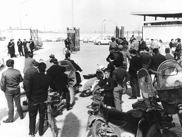 Sciopero dei lavoratori della Autobianchi - Comizio davanti all'ingresso della fabbrica - Pierluigi Perotta al microfono - Lavoratori con motocicletta - Schieramento delle forze dell'ordine