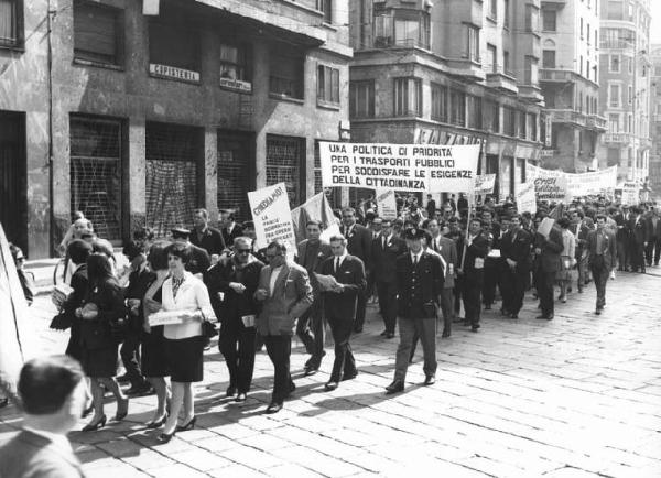 Manifestazione del primo maggio - Corteo - Spezzone lavoratori dei trasporti - Striscioni - Bandiera