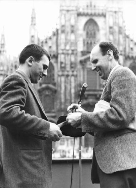 Manifestazione del primo maggio - Piazza del Duomo - Palco - Ernesto Treccani premia i vincitori della terza mostra di pittura e disegno indetta dalla Camera del Lavoro di Milano