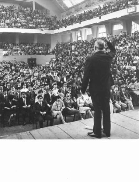 Manifestazione del primo maggio - Palalido - Interno - Spettacolo per le celebrazioni del 1° maggio - Palco - Artista di spalle - Platea - Giovani