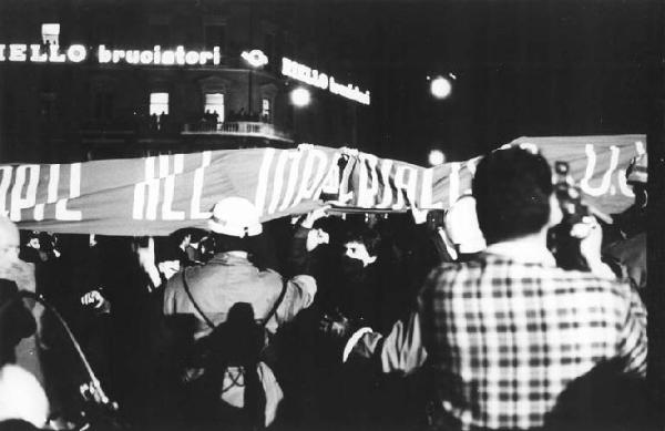 Manifestazione notturna per la pace in Vietnam - Manifestanti in piazza del Duomo - Schieramento delle forze dell'ordine