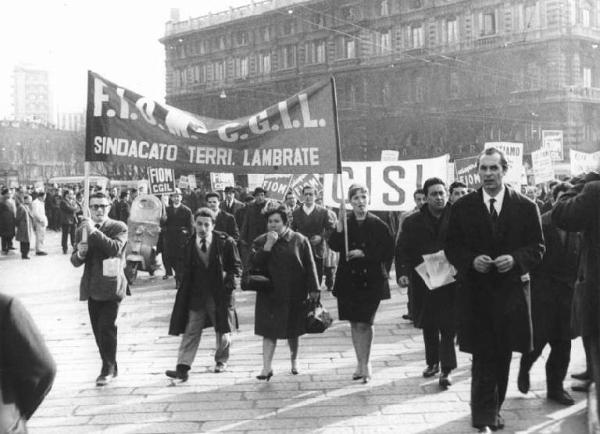 Sciopero dei lavoratori metalmeccanici per il contratto - Corteo - Spezzone lavoratori della Zona Lambrate - Leonardo Banfi a fianco dei lavoratori - Striscioni - Cartelli Fiom