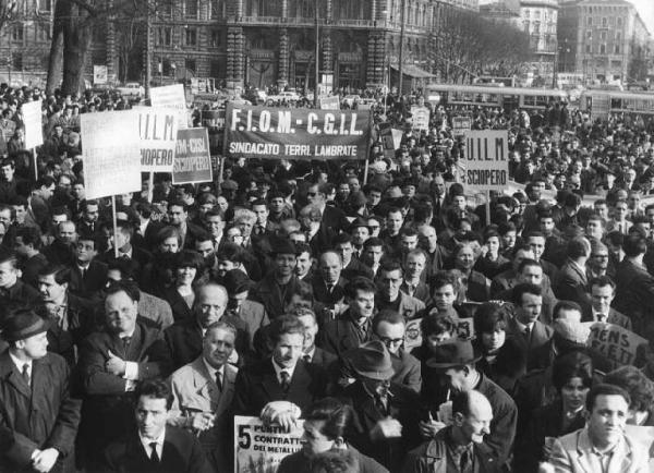 Sciopero dei lavoratori metalmeccanici per il contratto - Piazza Castello - Comizio - Lavoratori - Striscioni - Cartelli Fiom, Fim Cisl, Uilm