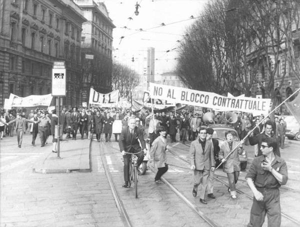 Sciopero dei lavoratori metalmeccanici per il contratto - Corteo - Operai con tuta da lavoro - Striscioni - Cartelli sindacali