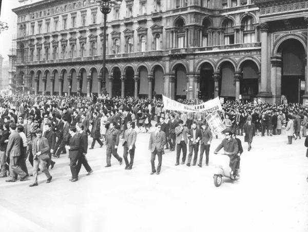 Sciopero dei lavoratori metalmeccanici per il contratto - Corteo in piazza del Duomo - Lavoratori su motocicletta - Striscione - Cartelli sindacali