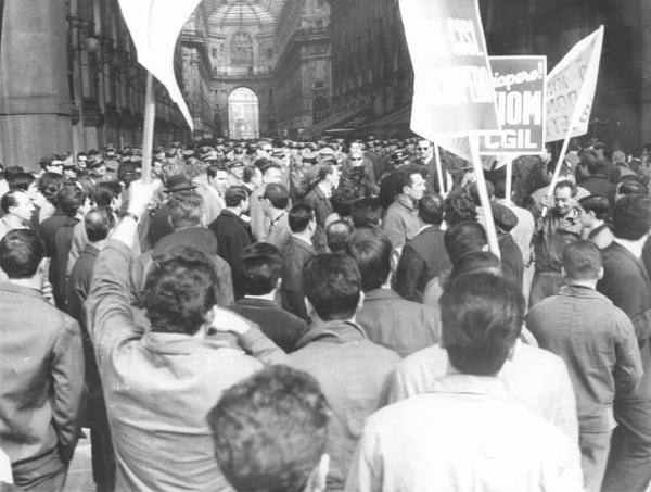 Sciopero dei lavoratori metalmeccanici per il contratto - Lavoratori davanti alla galleria Vittorio Emanuele - Schieramento delle forze dell'ordine - Cartelli Fiom Cgil, Fim Cisl