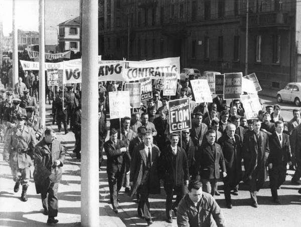 Sciopero dei lavoratori della Breda per il contratto - Corteo in viale Monza: in prima fila i sindacalisti (tra i quali Antonio Pizzinato) - Forze dell'ordine - Striscioni - Cartelli Fiom e Fim