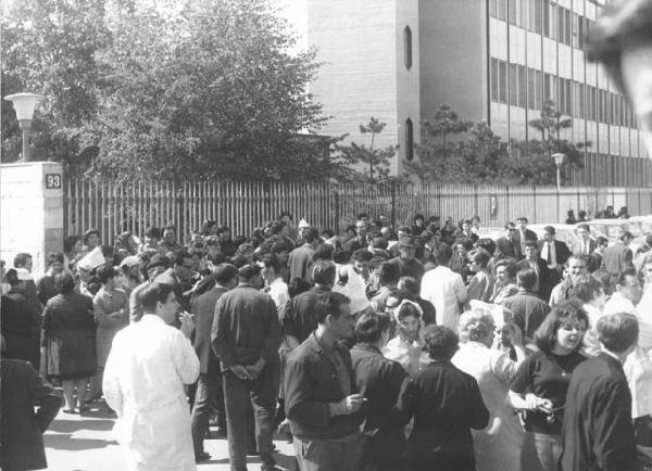 Sciopero dei lavoratori della Fiar - Picchetto davanti all'ingresso della fabbrica - Operaie con grembiule da lavoro