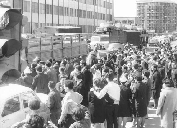 Sciopero dei lavoratori della Fiar - Picchetto davanti all'ingresso della fabbrica - Operai con tuta da lavoro - Blocco del traffico