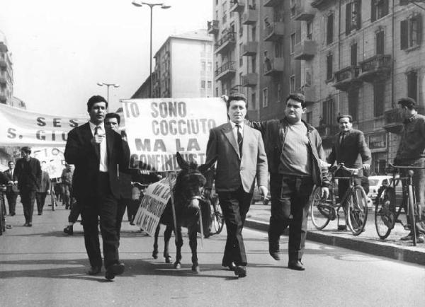 Sciopero nazionale unitario dei lavoratori metallurgici per il contratto - Corteo da Sesto San Giovanni a Milano - Asino in corteo - Striscioni della Fiom - Biciclette