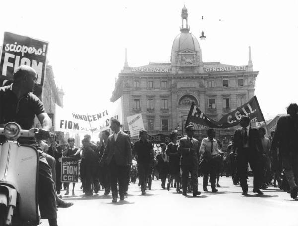 Sciopero unitario dei lavoratori metalmeccanici per il contratto - Corteo in piazza Cordusio - Spezzone lavoratori dell'Innocenti - Striscioni - Cartelli Fiom Cgil