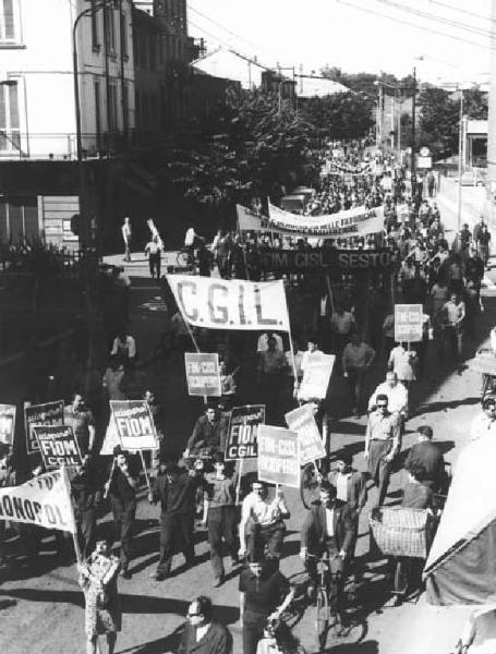 Sciopero dei lavoratori metalmeccanici per il contratto - Corteo - Striscioni - Cartelli Fiom Cgil e Fim Cisl