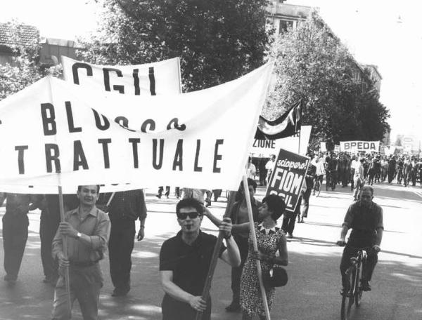 Sciopero dei lavoratori metalmeccanici per il contratto - Corteo - Spezzone lavoratori della Breda - Striscioni - Cartelli Fiom