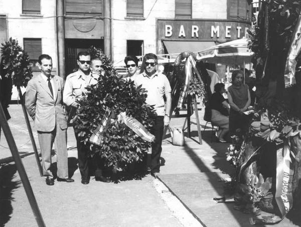 Piazzale Loreto - Monumento ai martiri di piazzale Loreto - Seconda guerra mondiale - Delegazione Fiom con corona d'alloro