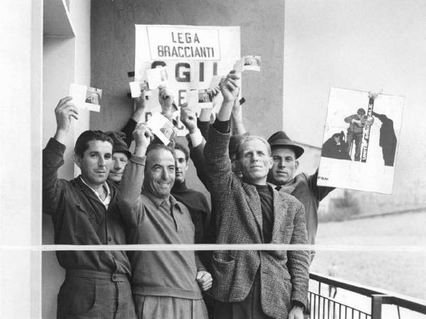 Sede Cgil - Balcone - Tesseramento - Foto di gruppo - Lavoratori agricoli mostrano la tessera della Cgil 1967