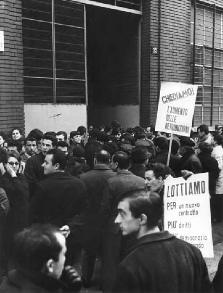 Sciopero dei lavoratori della Borletti - Presidio davanti all'ingresso della fabbrica in piazza Irnerio - Cartelli