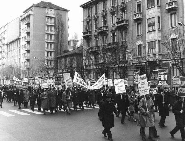 Sciopero dei lavoratori della Borletti - Corteo - Striscioni - Cartelli di sciopero Fiom e Fim Cisl