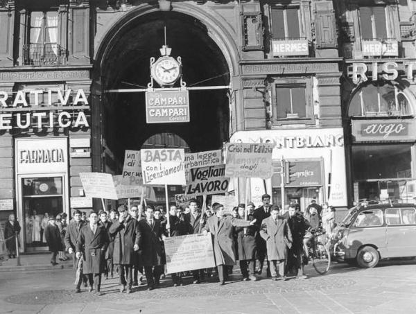 Sciopero dei lavoratori edili contro i licenziamenti - Corteo - Piazza del Duomo - Lavoratori con cartelli